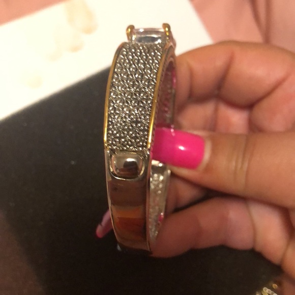 Gorgeous designer inspired bracelet with button opening - Picture 3 of 6